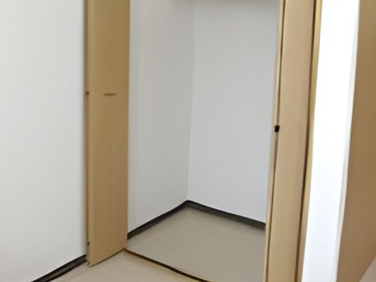  清潔感のある居室入口 
