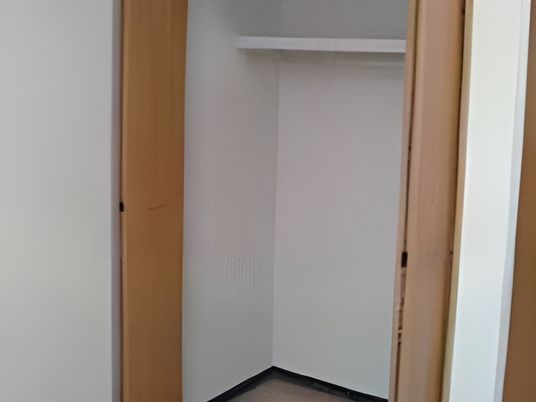  シンプルなクローゼット  
