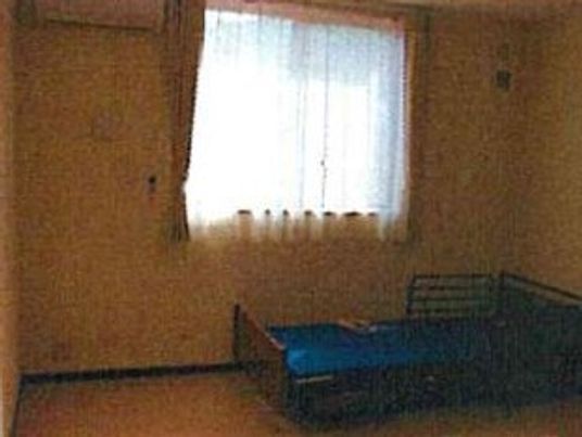  シンプルなベッドのある居室 