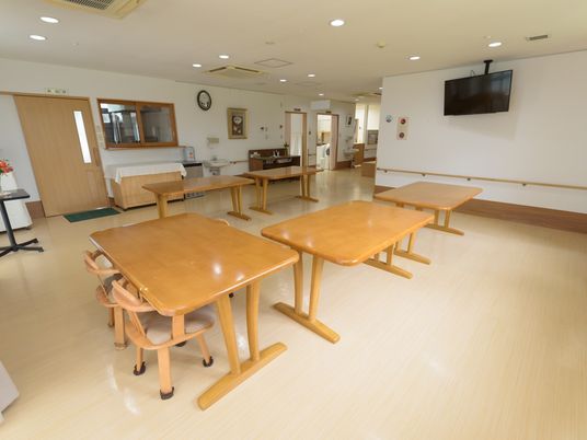 広々とした明るい食堂