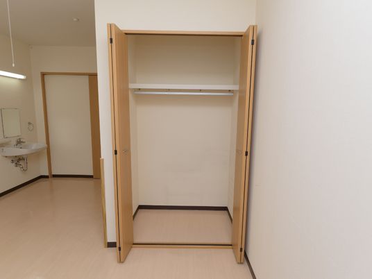 明るい居室のクローゼット