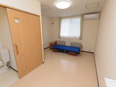 居室のベッドとトイレ