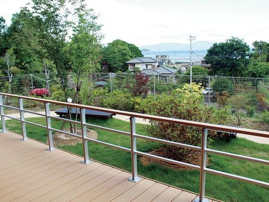  中庭の緑豊かな景観  