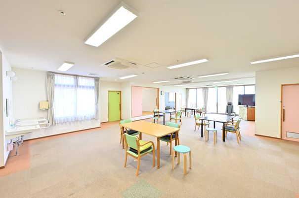 広々とした明るい食堂 