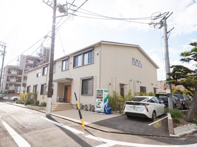 明るい建物の外観