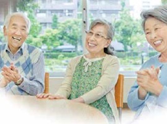 笑顔の高齢者三人組