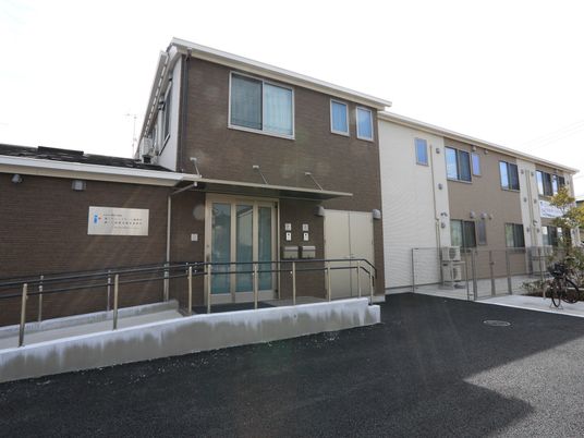 シンプルな外観の建物