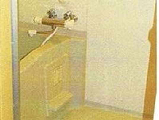 手すり付きの浴室