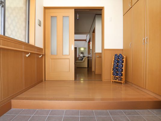 廊下の木目調扉と手すり