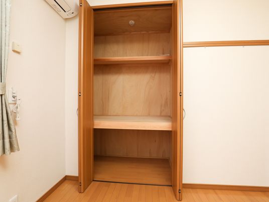 木製の広々としたクローゼット