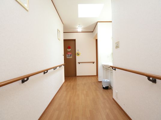 手すり付きの明るい廊下