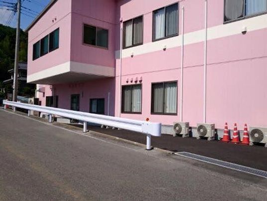 ピンクの建物外観