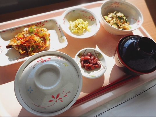 温かい食事のセット