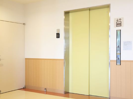 明るい色のエレベーター扉