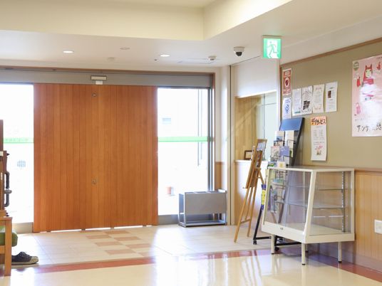 広々とした明るいエントランス