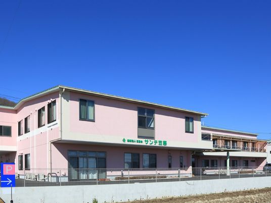 ピンクの建物外観