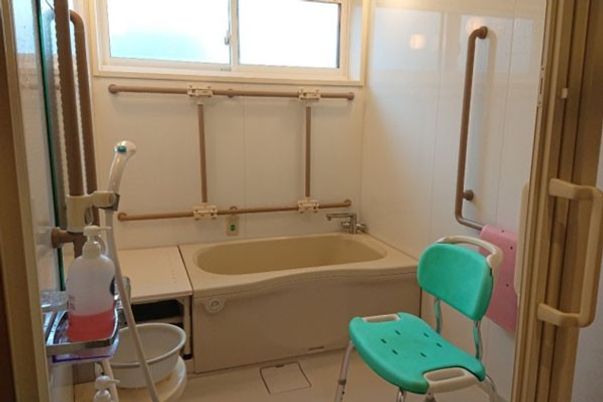 安全な手すり付き浴室