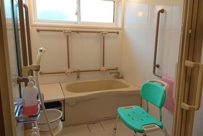 安全な手すり付き浴室