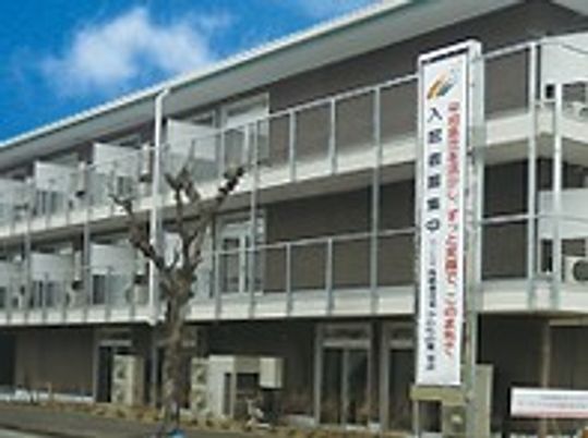 明るい日差しの外観