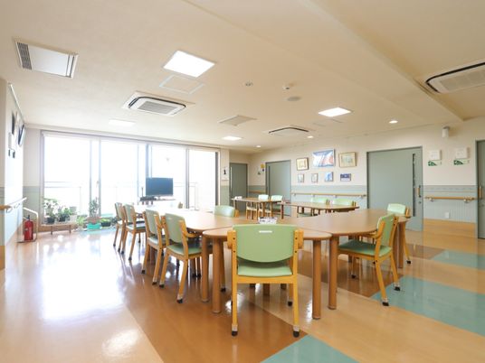 広々とした明るい食堂