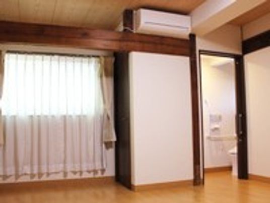 木目調の落ち着いた居室