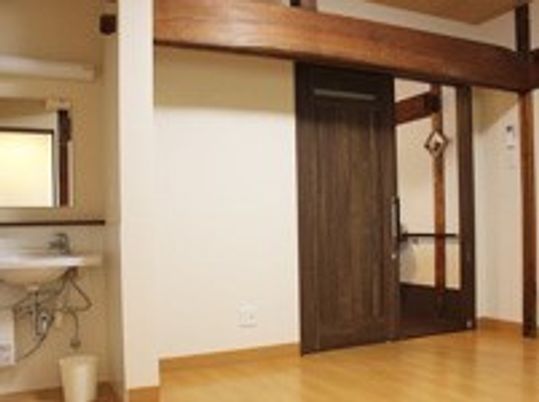 和風の明るい居室入口