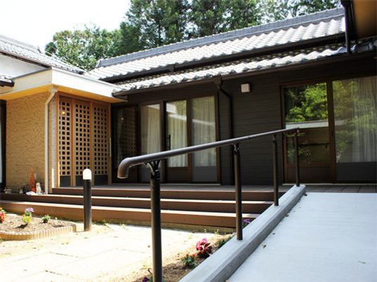 施設の落ち着いた中庭