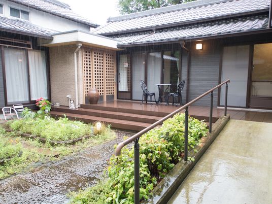 雨の中庭とテラス