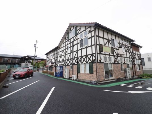 駐車場から見た施設外観