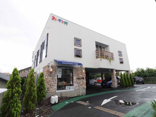 白壁の建物外観