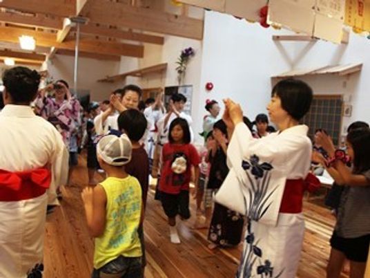 盆踊りを楽しむ人々