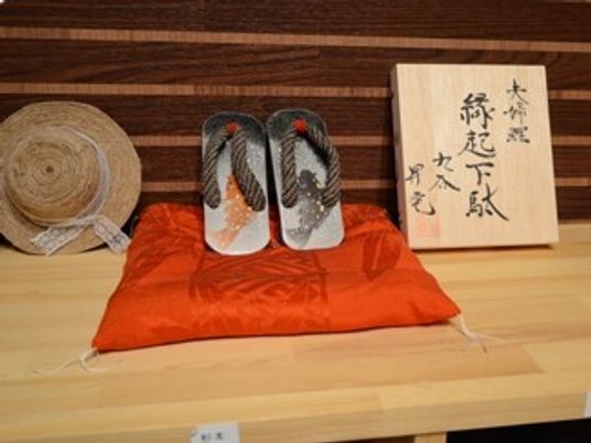 和風の装飾品と下駄