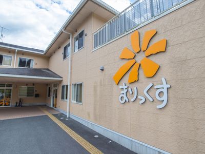 明るい外観の施設エントランス