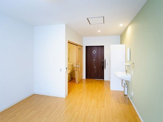 広々とした明るい居室