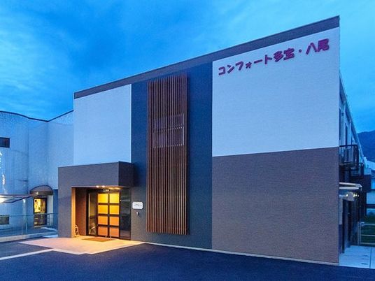 モダンな建物のエントランス