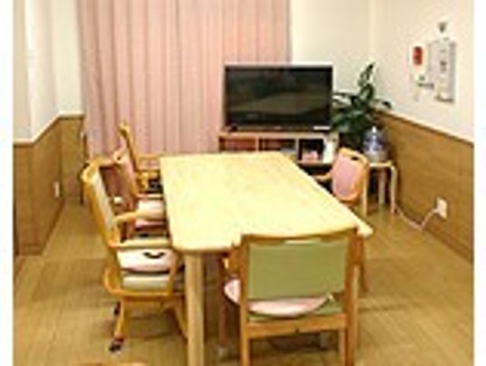 テーブルとテレビのある部屋