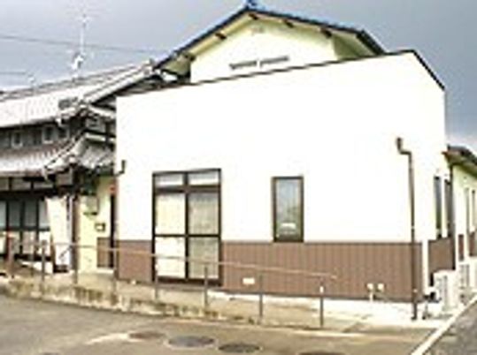 白い壁の明るい建物外観