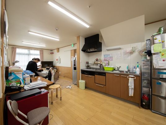 スタッフが使う明るいキッチン