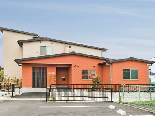 温かみのある外観の建物