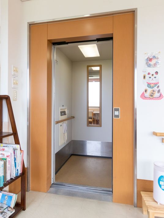 開いたエレベーターの扉
