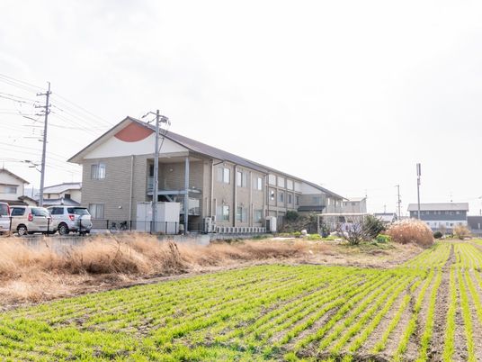 明るい田園風景と建物