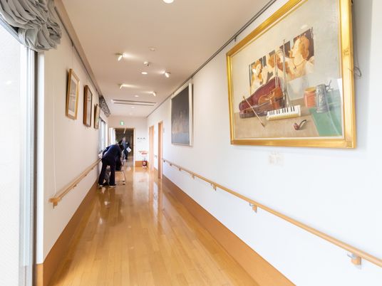美術作品を飾った廊下