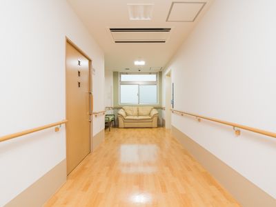廊下と休憩コーナーの様子