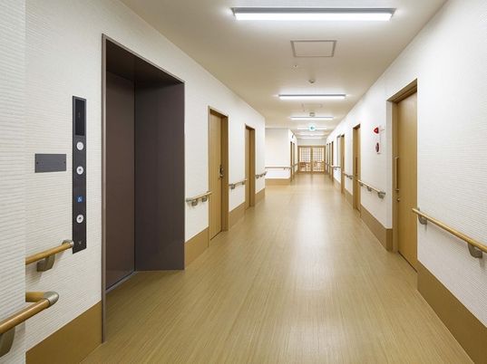 清潔な施設の廊下