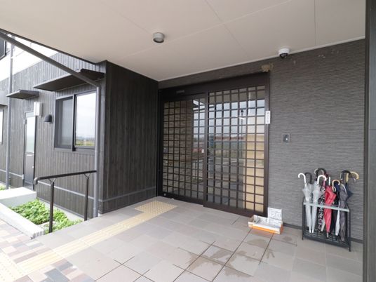 入り口と傘立ての施設外観