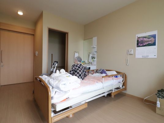居室の一角に座る人