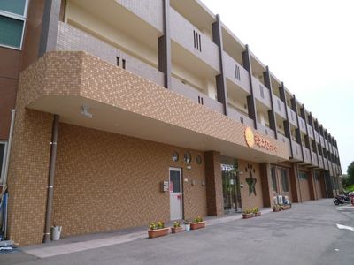 明朗な外観の建物