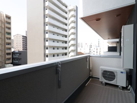 バルコニーの都市の景色