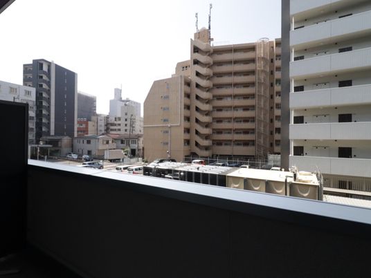 都市景観を望む居室