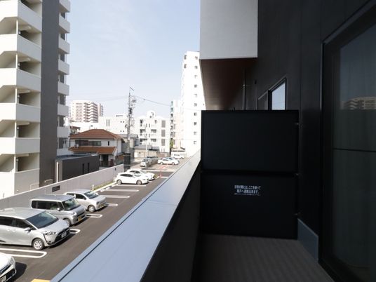 都市型の建物のバルコニー